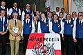 Viele Ehrungen standen anlässlich der 25-jährigen Wiedergründung des Singvereins Rüdenhausen an. Der Vorsitzender Karl Graf zu Rüdenhausen-Castell (vorne links) überreichte seinen Sängerkollegen die Urkunde des Sängerbundes. Bei dieser Feier wurde Albert Eckstein (vorne, Zweiter von links) zum neuen Ehrenmitglied ernannt.