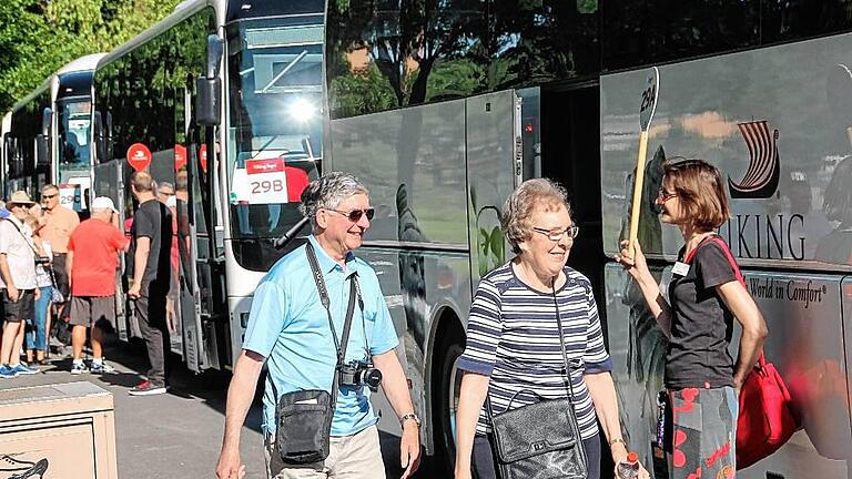Zu Ausflügen nach Rothenburg oder Würzburg werden die Schiffsreisenden in Ochsenfurt abgeholt.