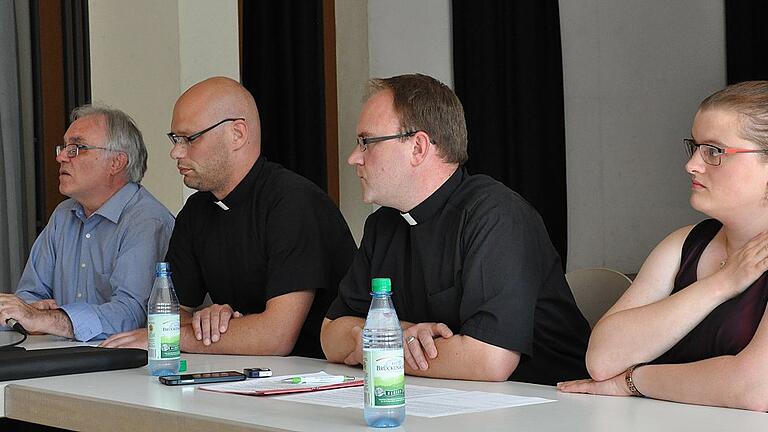 Die Seelsorger der Pfarreiengemeinschaft Hofheim standen den Gemeindemitgliedern am Sonntag Rede und Antwort. Das Bild zeigt (von links) Pastoralreferenten Günter Schmitt, Pfarrer Manuel Vetter, Pfarrvikar Andreas Hartung und Pastoralassistentin Regina Krämer. Die Seelsorger der Pfarreiengemeinschaft Hofheim standen den Gemeindemitgliedern am Sonntag Rede und Antwort. Das Bild zeigt (von links) Pastoralreferenten Günter Schmitt, Pfarrer Manuel Vetter, Pfarrvikar Andreas Hartung und Pastoralassistentin Regina Krämer.