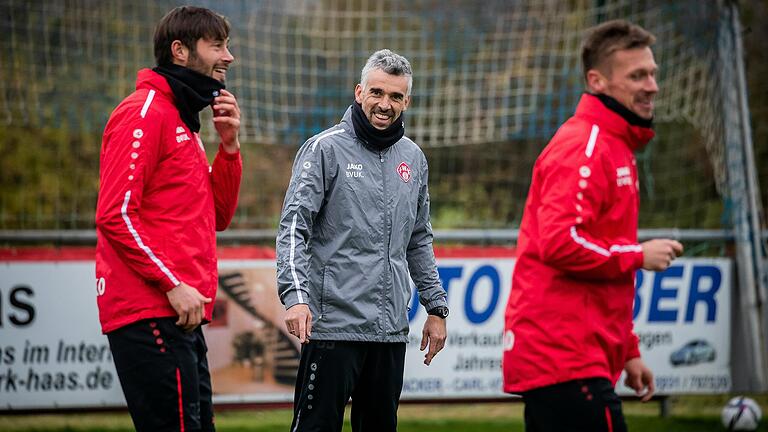Gute Laune herrscht auf diesem Bild vom Dienstagstraining in Randersacker. Trainer Danny Schwarz (Mitte) bereitet die Drittliga-Kicker Würzburger Kickers derzeit auf das Auswärtsspiel bei Viktoria Berlin vor. Gute Laune herrscht auf diesem Bild vom Dienstagstraining in Randersacker. Trainer Danny Schwarz (Mitte) bereitet die Drittliga-Kicker Würzburger Kickers derzeit auf das Auswärtsspiel bei Viktoria Berlin vor.
