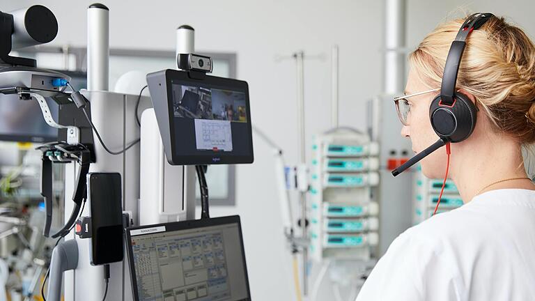 Ausgestattet mit Kameras und Augmented-Reality-Brille gibt der Teleintensivwagen den weit entfernten Spezialisten einen möglichst genauen Eindruck vom Zustand des Patienten. Ausgestattet mit Kameras und Augmented-Reality-Brille gibt der Teleintensivwagen den weit entfernten Spezialisten einen möglichst genauen Eindruck vom Zustand des Patienten. 
