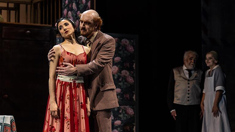 Übergriffige Männer gibt es reichlich. Hier wird Rosina (Sara-Maria Saalmann) von Bartolo (Tomasz Wija) bedrängt. Übergriffige Männer gibt es reichlich. Hier wird Rosina (Sara-Maria Saalmann) von Bartolo (Tomasz Wija) bedrängt.