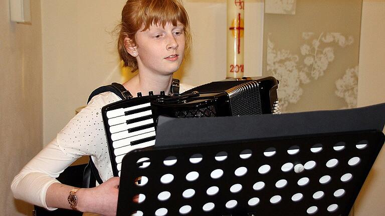 Die mehrfach auf höchster Ebene ausgezeichnete Akkordeonistin Katharina Jaeger bereicherte den Festakt zur Verleihung der Ehrenbürgerwürde an Franz Stephan in der Erlöserkirche mit zwei Solostücken. Die mehrfach auf höchster Ebene ausgezeichnete Akkordeonistin Katharina Jaeger bereicherte den Festakt zur Verleihung der Ehrenbürgerwürde an Franz Stephan in der Erlöserkirche mit zwei Solostücken.