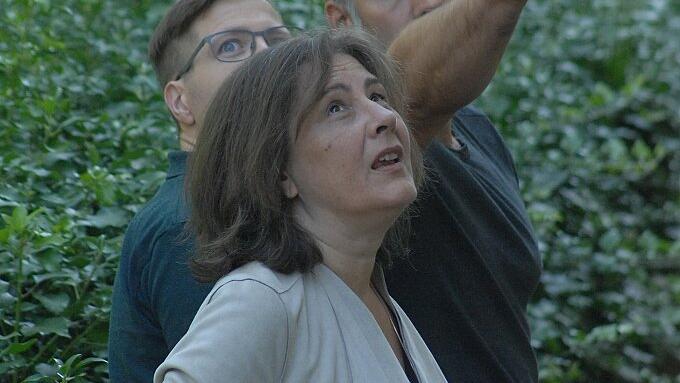 Von dort oben, von der riesigen Dachfläche, kommen die Mengen von Wasser, die dann über eine schadhafte Muffe im Kanal in den Keller eindrangen: Museumstechniker Andreas Eich beratschlagt sich mit seiner Chefin Barbara Grimm am Rande der Baugrube. Von dort oben, von der riesigen Dachfläche, kommen die Mengen von Wasser, die dann über eine schadhafte Muffe im Kanal in den Keller eindrangen: Museumstechniker Andreas Eich beratschlagt sich mit seiner Chefin Barbara Grimm am Rande der Baugrube.