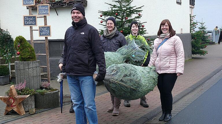 Neben handgemachten Waren und kulinarischen Genüssen gab es auf dem Adventsmarkt natürlich auch Weihnachtsbäume zu kaufen.