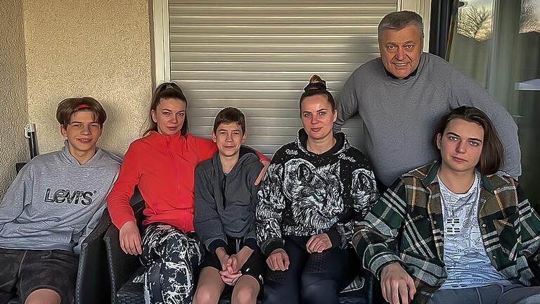 Wie ein Schirmherr kümmert sich Egon Pfister (hinten) um Dmytro (von links), Oksana und Andrii Liashevych sowie Iryna und Artem Zhmurchuk. Wie ein Schirmherr kümmert sich Egon Pfister (hinten) um Dmytro (von links), Oksana und Andrii Liashevych sowie Iryna und Artem Zhmurchuk.
