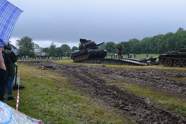 Der Brückenleger überspannt 18 Meter. Ein Gepard fährt auf die ausgelegte Brücke. Der Brückenleger überspannt 18 Meter. Ein Gepard fährt auf die ausgelegte Brücke.