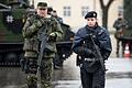 Unser Archivbild zeigt einen Soldaten und eine Polizistin bei einer gemeinsamen Anti-Terror-Übung von Polizei und Bundeswehr.