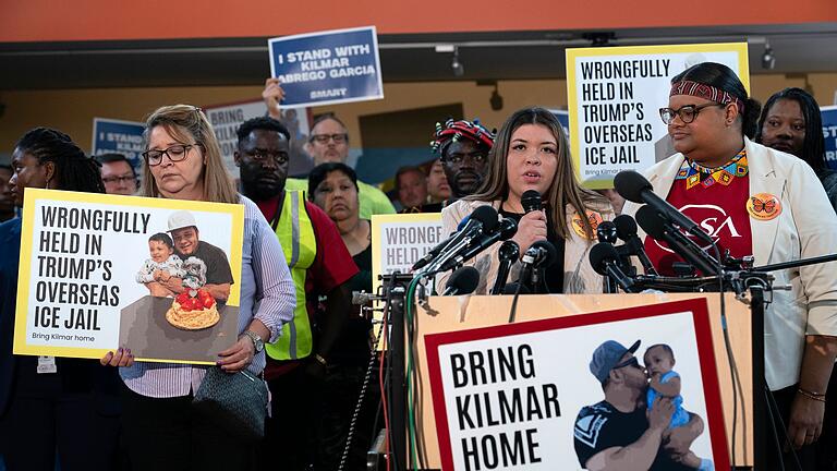 Abschiebungsfehler in den USA - Trump setzt bei der versehentlichen Abschiebung eines Salvadorianers auf eine harte Linie. (Archivbild) Abschiebungsfehler in den USA - Trump setzt bei der versehentlichen Abschiebung eines Salvadorianers auf eine harte Linie. (Archivbild)