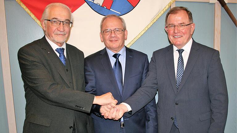 Der neue Regierungspräsident für Unterfranken heißt Eugen Ehmann (Mitte). Das Bild zeigt ihn mit Amtsvorgänger Paul Beinhofer (links) und Bezirkstagspräsident Erwin Dotzel. Der neue Regierungspräsident für Unterfranken heißt Eugen Ehmann (Mitte). Das Bild zeigt ihn mit Amtsvorgänger Paul Beinhofer (links) und Bezirkstagspräsident Erwin Dotzel.