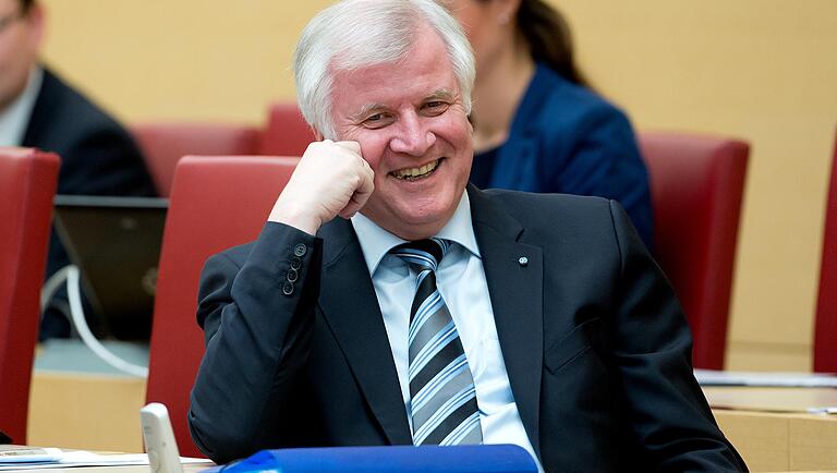 Seehofer verfolgt 2014 im bayerischen Landtag die Plenarsitzung - offenbar bei bester Stimmung. Seehofer verfolgt 2014 im bayerischen Landtag die Plenarsitzung - offenbar bei bester Stimmung.