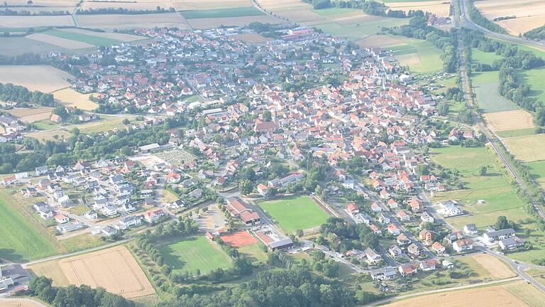 Das Dorf, das diesmal gesucht wird, ist etwas größer und ein vorbeifließendes Gewässer hat mit seinem Namen zu tun. Das Dorf, das diesmal gesucht wird, ist etwas größer und ein vorbeifließendes Gewässer hat mit seinem Namen zu tun.