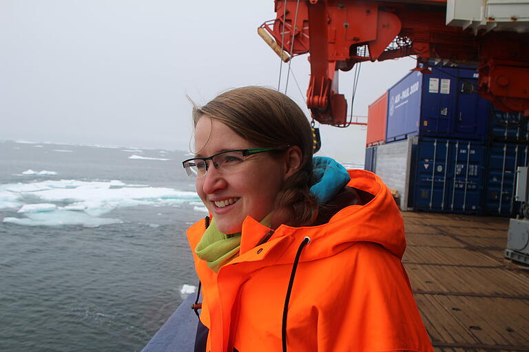 Die Physikerin und Klimaforscherin Levke Caesar auf dem Forschungsschiff FS Polarstern bei einer Forschungsreise in der Arktis zur Sammlung von Ozeandaten. Die Physikerin und Klimaforscherin Levke Caesar auf dem Forschungsschiff FS Polarstern bei einer Forschungsreise in der Arktis zur Sammlung von Ozeandaten.