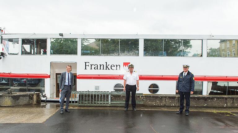 Bitte einsteigen, aber vorerst bitte noch mit Abstand. Oberbürgermeister Sebastian Remelé, Schiffskapitän Reinhold Maurer und Bernhard Stephan, Leiter der Wasserschutzpolizei Schweinfurt (von links) vor der 'Franken'.