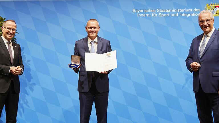 Ehrenmedaille für besondere Verdienste um den Sport für Thomas Stamm. Ehrenmedaille für besondere Verdienste um den Sport für Thomas Stamm.