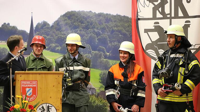 Die Freiwillige Feuerwehr Oberbach feiert 150. Geburtstag und stellte beim Kommersabend verschiedene Schutzausrüstungen aus vergangenen Jahrzehnten vor. - Die Freiwillige Feuerwehr Oberbach feiert 150. Geburtstag und stellte beim Kommersabend verschiedene Schutzausrüstungen aus vergangenen Jahrzehnten vor. Die Freiwillige Feuerwehr Oberbach feiert 150. Geburtstag und stellte beim Kommersabend verschiedene Schutzausrüstungen aus vergangenen Jahrzehnten vor. - Die Freiwillige Feuerwehr Oberbach feiert 150. Geburtstag und stellte beim Kommersabend verschiedene Schutzausrüstungen aus vergangenen Jahrzehnten vor.