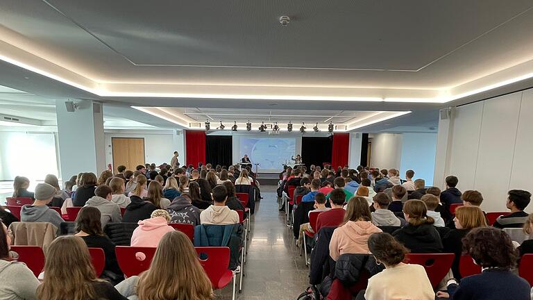 Aufmerksam verfolgten die Schüler und Schülerinnen den Ausführungen von Manuela Rottmann (rechts auf dem Podium) und Thomas Habermann (links).