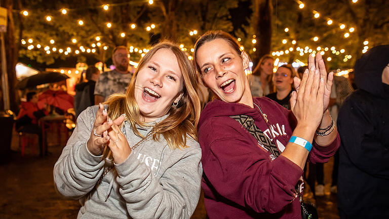 Trotz des Regens besuchen einige Menschen am Sonntag 18.08.24 das Volkacher Weinfest.