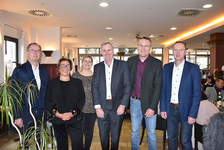Doris Granzner (Zweite von links) feierte die Wiedereröffnung ihres Autohofs in Knetzgau. Mit ihr freuen sich (von links): Ehemann Willi, 'rechte Hand' Andrea Storch, Johannes Witt (Geschäftsführer Euro Rastpark), Knetzgaus Zweiter Bürgermeister Stefan Seubert und stellvertretender Landrat Michael Ziegler.