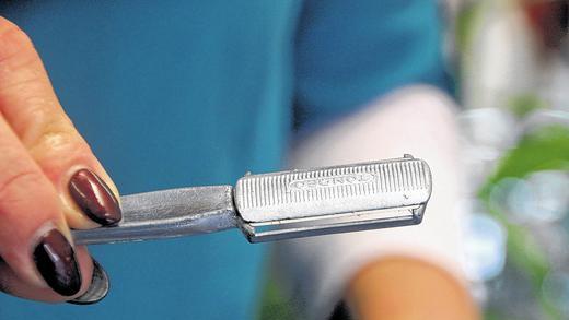 Daher kommt das Wort „rassiermesserscharf“: Zwei Klingen hat das eiserne Gerät, mit dem früher das Antlitz jedes Mannes enthaart wurde. Daher kommt das Wort „rassiermesserscharf“: Zwei Klingen hat das eiserne Gerät, mit dem früher das Antlitz jedes Mannes enthaart wurde.
