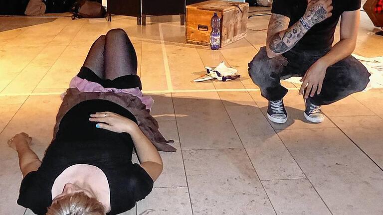 Präventionstheater mit Chapeau Claque: Nur einmal wollte Anna fühlen, was Benno fühlt. Und nach dem Rauchen einer Kräutermischung ist ihre Gesundheit ruiniert. Präventionstheater mit Chapeau Claque: Nur einmal wollte Anna fühlen, was Benno fühlt. Und nach dem Rauchen einer Kräutermischung ist ihre Gesundheit ruiniert.