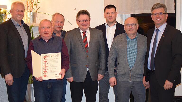 Nach 43 Jahren an der Spitze des Obst- und Gartenbauvereins Euerbach gab Toni Keidel sein Amt ab. Bei seiner Ernennung zum Ehrenvorsitzenden waren dabei (von links): Bürgermeister Arthur Arnold, Toni Keidel, Schriftführer Bernd Försch, Innenstaatssekretär Gerhard Eck, der neue Vorsitzende Steffen Brandt, zweiter Vereinsvorsitzender Rainer Brandt und Kreisvorsitzender Frank Bauer. Nach 43 Jahren an der Spitze des Obst- und Gartenbauvereins Euerbach gab Toni Keidel sein Amt ab. Bei seiner Ernennung zum Ehrenvorsitzenden waren dabei (von links): Bürgermeister Arthur Arnold, Toni Keidel, Schriftführer Bernd Försch, Innenstaatssekretär Gerhard Eck, der neue Vorsitzende Steffen Brandt, zweiter Vereinsvorsitzender Rainer Brandt und Kreisvorsitzender Frank Bauer.