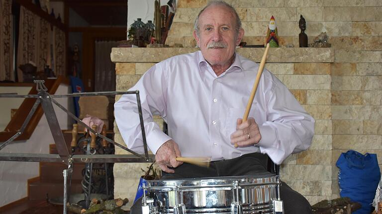 Bewegung muss nicht immer sportlicher Natur sein. Kurt Vogel schwingt auch gerne mal die Trommelstöcke und könnte mit seiner Snare-Drum wohl auch einen Spielmannszug unterstützen. Bewegung muss nicht immer sportlicher Natur sein. Kurt Vogel schwingt auch gerne mal die Trommelstöcke und könnte mit seiner Snare-Drum wohl auch einen Spielmannszug unterstützen.