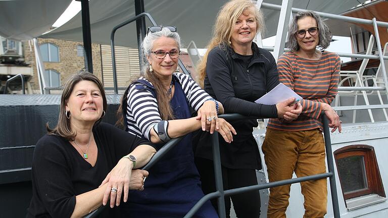 Georgia Templiner, Christiane Gaebert, Elvira Lantenhammer und Mia Hochrein (von links) steuern den Kunstkurs der Arte Noah.