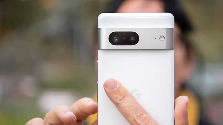 Google Pixel 7       -  Dezember-Drop von Google: Drei Pixel-Baureihen bekommen nun länger Betriebssystem-Upgrades.