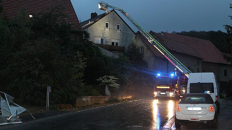 Noch am späten Abend begannen die Feuerwehren, abgedeckte Dächer in Schönaich notdürftig abzudichten. Noch am späten Abend begannen die Feuerwehren, abgedeckte Dächer in Schönaich notdürftig abzudichten.