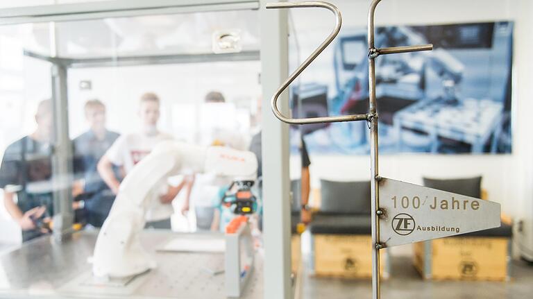 Robotik gehört auch dazu in der Ausbildung. Robotik gehört auch dazu in der Ausbildung. 