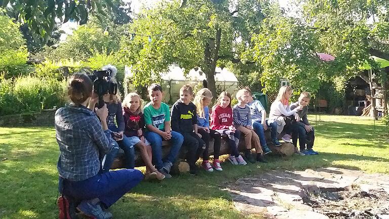 Das BR-Fernsehen berichtet über das Grüne Klassenzimmer der Grundschule Himmelstadt. Das BR-Fernsehen berichtet über das Grüne Klassenzimmer der Grundschule Himmelstadt.