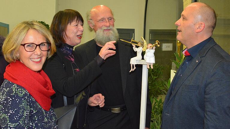 Zwei musizierende Engel sind unter anderem in der Ausstellung in Schloß Glücksburg in Römhild zu sehen. Dieter Frank zeigte diese gemeinsam mit seiner Partnerin Regina Kürschner Bürgermeister Heiko Bartholomäus (rechts) und der Museumsleiterin von Schloss Glücksburg, Kerstin Schneider (vorne links).&nbsp;