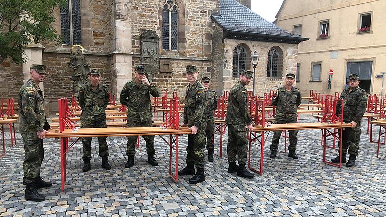 Angehörige der Bundeswehr-Patenkompanie der Stadt Gerolzhofen aus Volkach haben am Freitagmorgen auf dem Marktplatz die Biertischgarnituren für die Besucherinnen und Besucher des Stadtfestes aufgebaut. Angehörige der Bundeswehr-Patenkompanie der Stadt Gerolzhofen aus Volkach haben am Freitagmorgen auf dem Marktplatz die Biertischgarnituren für die Besucherinnen und Besucher des Stadtfestes aufgebaut.