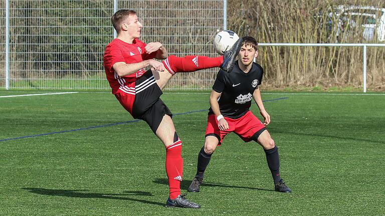 Calvin Jankowski (links) vom SV Birkenfeld spielt in dieser Szene den Ball vor Fabian Sillig vom SSV Kitzingen. Calvin Jankowski (links) vom SV Birkenfeld spielt in dieser Szene den Ball vor Fabian Sillig vom SSV Kitzingen.