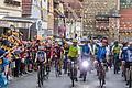 Bürgermeister Jürgen Hennemann (roter Helm) strahlt bei der Einfahrt der BR Radltour in seine Stadt Ebern.