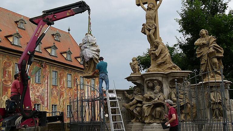 Bei einem Gewitter vor gut einem Jahr war die Muttergottesfigur der Kreuzigungsgruppe schwer beschädigt worden. Nach ihrer Restauration schwebte Maria nun auf ihren Platz zurück. Bei einem Gewitter vor gut einem Jahr war die Muttergottesfigur der Kreuzigungsgruppe schwer beschädigt worden. Nach ihrer Restauration schwebte Maria nun auf ihren Platz zurück.