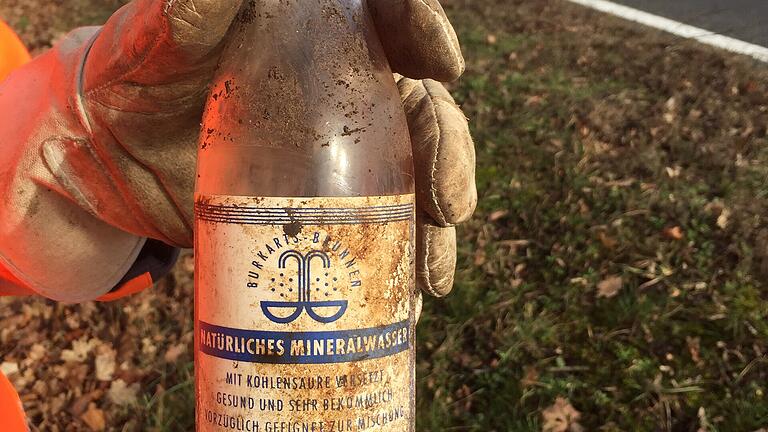 Stefan Firsching zeigte stolz seinen Fund: eine Wasserflasche des Burkarts-Brunnen aus den 70ern