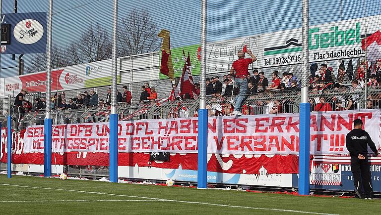 Bereits beim Spiel in Aschaffenburg am Wochenende protestierten die Fans der Würzburger Kickers gegen die Einführung von Montagsspielen in der Regionalliga: 'Selbst DFB und DFL haben es erkannt: Montagsspiele gehören verbannt.' Bereits beim Spiel in Aschaffenburg am Wochenende protestierten die Fans der Würzburger Kickers gegen die Einführung von Montagsspielen in der Regionalliga: 'Selbst DFB und DFL haben es erkannt: Montagsspiele gehören verbannt.' 