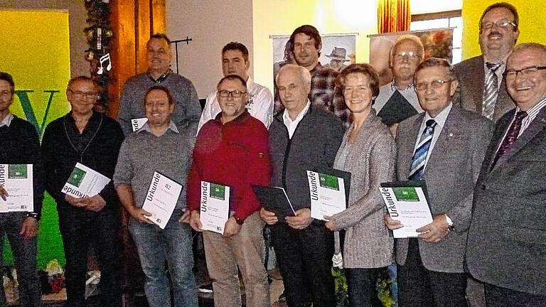 (huGO-ID: 30895136) Die nachgeholten Ehrungen für die Betriebszugehörigkeit im Jahr 2015 nahmen entgegen: Chirstoph Hofmann (Gärtnerei Paul Hofmann, Albertshofen), Gärtnerei Frank Schunke (Albertshofen), Katja Harth (Gärtnerei Hutzel, Untermain), Gärtnerei Werner Kempf (Untermain), Gärtnerei Andreas Knaup (Schweinfurt), Gärtnerei Jürgen Bischoff (Albertshofen), Gartenbaubetrieb Manfred Taub (Albertshofen), Matthias Töpfer (Gartenbaubetrieb Lothar Töpfer, Albertshofen), Städtisches Gartenamt Würzburg, Ideen Gärtnerei Roland Roth (Haßberge), Gärtnerei Ralf Plawky (Würzburg), Gärtnerei Michael Carl (Würzburg) mit Bezirksvorstand Elmar Gimperlein und BGV Präsidenten Roland Albert FOTO Marion Gerber (huGO-ID: 30895136) Die nachgeholten Ehrungen für die Betriebszugehörigkeit im Jahr 2015 nahmen entgegen: Chirstoph Hofmann (Gärtnerei Paul Hofmann, Albertshofen), Gärtnerei Frank Schunke (Albertshofen), Katja Harth (Gärtnerei Hutzel, Untermain), Gärtnerei Werner Kempf (Untermain), Gärtnerei Andreas Knaup (Schweinfurt), Gärtnerei Jürgen Bischoff (Albertshofen), Gartenbaubetrieb Manfred Taub (Albertshofen), Matthias Töpfer (Gartenbaubetrieb Lothar Töpfer, Albertshofen), Städtisches Gartenamt Würzburg, Ideen Gärtnerei Roland Roth (Haßberge), Gärtnerei Ralf Plawky (Würzburg), Gärtnerei Michael Carl (Würzburg) mit Bezirksvorstand Elmar Gimperlein und BGV Präsidenten Roland Albert FOTO Marion Gerber