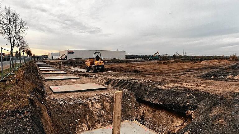 Schäflein Logistics baut Standort weiter aus - (is) Der Logistikdienstleister Schäflein baut seine Sparte Distributionslogistik weiter aus. Acht Millionen Euro investiert das Unternehmen in die Erweiterung des Logistikzentrums im Gewerbepark Schwebheim von 10 000 auf rund 22 000 Quadratmeter. Der Spatenstich des 12 000 Quadratmeter großen neuen Bauabschnitts erfolgte bereits, die Inbetriebnahme ist im ersten Halbjahr 2017 geplant. Das neue Gebäude soll verschiedenen Kunden als zentrales Versandlager dienen. „Wir freuen uns, dass die strategische Lage des Standortes unseren Kunden einen echten Mehrwert in Sachen Serviceniveau und Kosteneffizienz bieten“, sagt Achim Schäflein, Vorstandsvorsitzender der Schäflein AG. Die Schäflein Logistics GmbH ist ein Tochterunternehmen der Schäflein AG mit Hauptsitz in Röthlein. Das Leistungsspektrum des Unternehmens umfasst die Kontraktlogistik, Lagerlogistik, Gefahrstofflogistik, verschiedene Mehrwertleistungen im Rahmen von verlängerten Werkbänken im Montagebereich und in der Materialbearbeitung sowie in der Reinigung von Mehrwegbehältern. Schäflein betreibt Logistikcenter in Röthlein, Schwebheim, Grettstadt, Gochsheim, Schweinfurt, Nürnberg, Schwerte, Empfingen, Horb, Langenau, Hallein (Österreich) und Breslau (Polen). Die Schäflein Gruppe beschäftigt 1000 Mitarbeiter. Schäflein Logistics baut Standort weiter aus - (is) Der Logistikdienstleister Schäflein baut seine Sparte Distributionslogistik weiter aus. Acht Millionen Euro investiert das Unternehmen in die Erweiterung des Logistikzentrums im Gewerbepark Schwebheim von 10 000 auf rund 22 000 Quadratmeter. Der Spatenstich des 12 000 Quadratmeter großen neuen Bauabschnitts erfolgte bereits, die Inbetriebnahme ist im ersten Halbjahr 2017 geplant. Das neue Gebäude soll verschiedenen Kunden als zentrales Versandlager dienen. „Wir freuen uns, dass die strategische Lage des Standortes unseren Kunden einen echten Mehrwert in Sachen Serviceniveau und Kosteneffizienz bieten“, sagt Achim Schäflein, Vorstandsvorsitzender der Schäflein AG. Die Schäflein Logistics GmbH ist ein Tochterunternehmen der Schäflein AG mit Hauptsitz in Röthlein. Das Leistungsspektrum des Unternehmens umfasst die Kontraktlogistik, Lagerlogistik, Gefahrstofflogistik, verschiedene Mehrwertleistungen im Rahmen von verlängerten Werkbänken im Montagebereich und in der Materialbearbeitung sowie in der Reinigung von Mehrwegbehältern. Schäflein betreibt Logistikcenter in Röthlein, Schwebheim, Grettstadt, Gochsheim, Schweinfurt, Nürnberg, Schwerte, Empfingen, Horb, Langenau, Hallein (Österreich) und Breslau (Polen). Die Schäflein Gruppe beschäftigt 1000 Mitarbeiter.