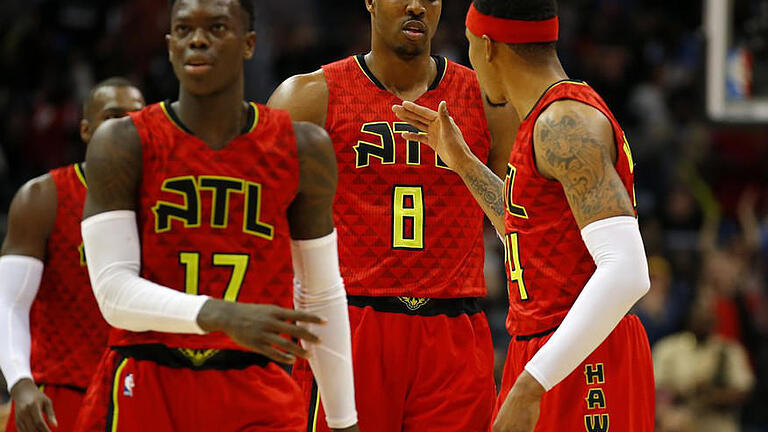Zäher Sieg       -  Dennis Schröder (l) und die Atlanta Hawks benötigten vier Verlängerungen zum Sieg über die New York Knicks. Foto: Todd Kirkland