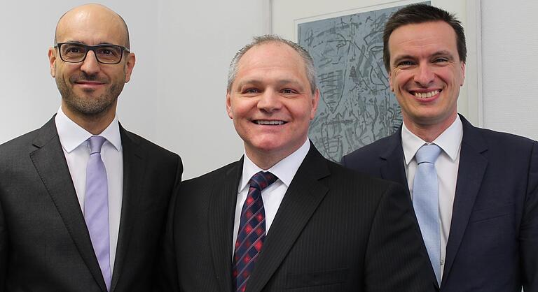 Haben gut lachen, weil die Geschäfte der Commerzbank Würzburg 2018 gut liefen: Manuel Durlak (von links/Leiter Unternehmerkunden), Stefan Hecht (Niederlassungsleiter) und Markus Frankenberger (Leiter der Würzburger Filiale). Haben gut lachen, weil die Geschäfte der Commerzbank Würzburg 2018 gut liefen: Manuel Durlak (von links/Leiter Unternehmerkunden), Stefan Hecht (Niederlassungsleiter) und Markus Frankenberger (Leiter der Würzburger Filiale).