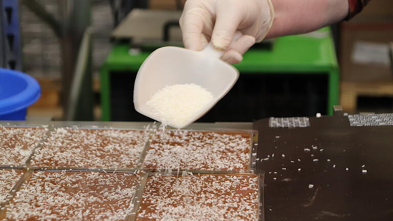 In der Produktion entstehen Schokoladentafeln. In der Produktion entstehen Schokoladentafeln.