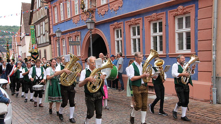 Die DJK-Musikkapelle aus Tiefenthal unter Leitung von Friedbert Kaufmann führte den Gautrachtenfestzug durch die Marktheidenfelder Innenstadt an.