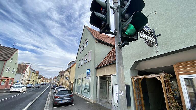 Ampel auf Grün für den neuen Oberndorfer Dorfladen? Dafür müssen die Bürgerinnen und Bürger des Schweinfurter Stadtteils in den nächsten Monaten die Signale setzen. Im ehemaligen Norma-Gebäude (neben dem blauen Schild) könnte ein solcher Laden entstehen. Ampel auf Grün für den neuen Oberndorfer Dorfladen? Dafür müssen die Bürgerinnen und Bürger des Schweinfurter Stadtteils in den nächsten Monaten die Signale setzen. Im ehemaligen Norma-Gebäude (neben dem blauen Schild) könnte ein solcher Laden entstehen.