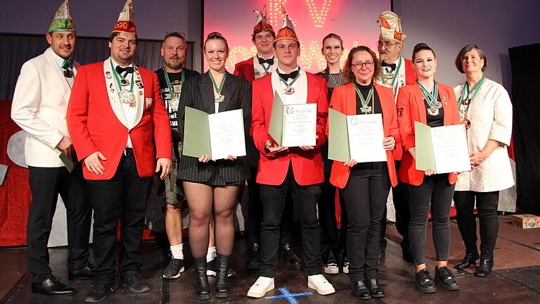 Ehrungen der Föderation Europäischer Narren (FEN) in Frankenwinheim: Deren Vertreter Christiane Panzer (hinten rechts) und Marc-Peter Nöhring (hinten links) zeichneten unter anderem Barbara Helbig (vorne Zweite von rechts) mit dem Narr von Europa in Brillant aus. Ehrungen der Föderation Europäischer Narren (FEN) in Frankenwinheim: Deren Vertreter Christiane Panzer (hinten rechts) und Marc-Peter Nöhring (hinten links) zeichneten unter anderem Barbara Helbig (vorne Zweite von rechts) mit dem Narr von Europa in Brillant aus.