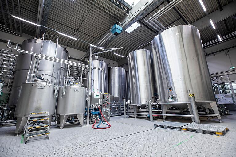 In diesem Raum riecht es süß, denn in den Tanks wird der Sirup für die Getränke aufbewahrt. In diesem Raum riecht es süß, denn in den Tanks wird der Sirup für die Getränke aufbewahrt.