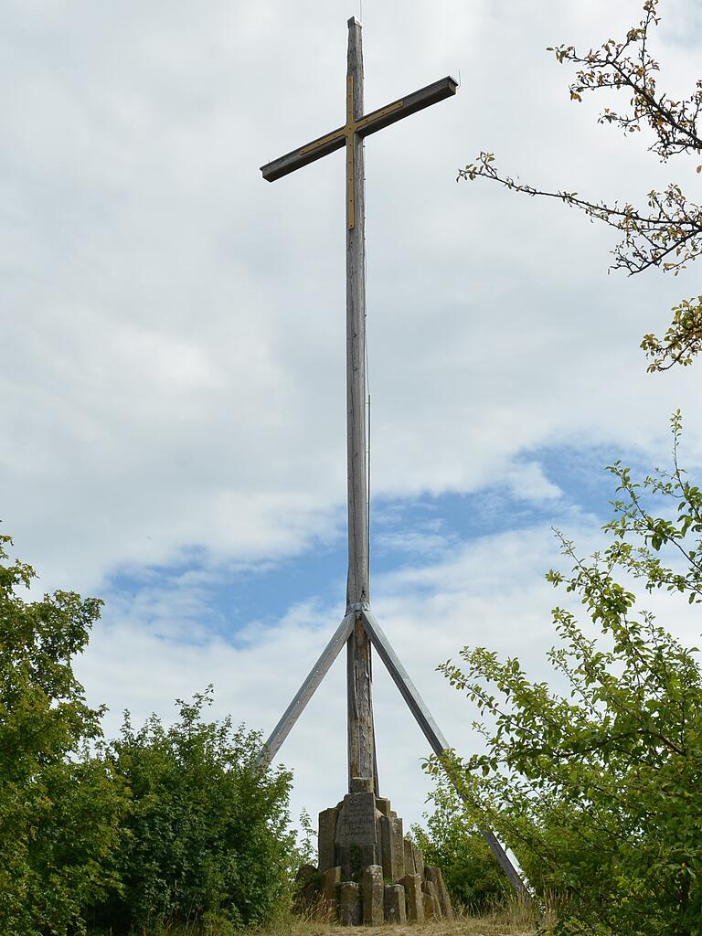 Das hölzerne Rederkreuz auf dem Altenberg ist in die Jahre gekommen und wird durch ein Kreuz aus Stahl ersetzt. Das hölzerne Rederkreuz auf dem Altenberg ist in die Jahre gekommen und wird durch ein Kreuz aus Stahl ersetzt.