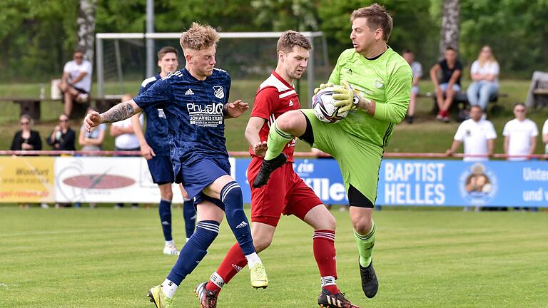 Dampfachs Leon Heppt (links) kommt zu spät, Altbessingens Keeper Andreas Full hat die Kugel. Dampfachs Leon Heppt (links) kommt zu spät, Altbessingens Keeper Andreas Full hat die Kugel.